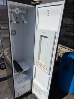 New !! LG  styler smart steam closet with 3 hangers mirror -S3MFBN
