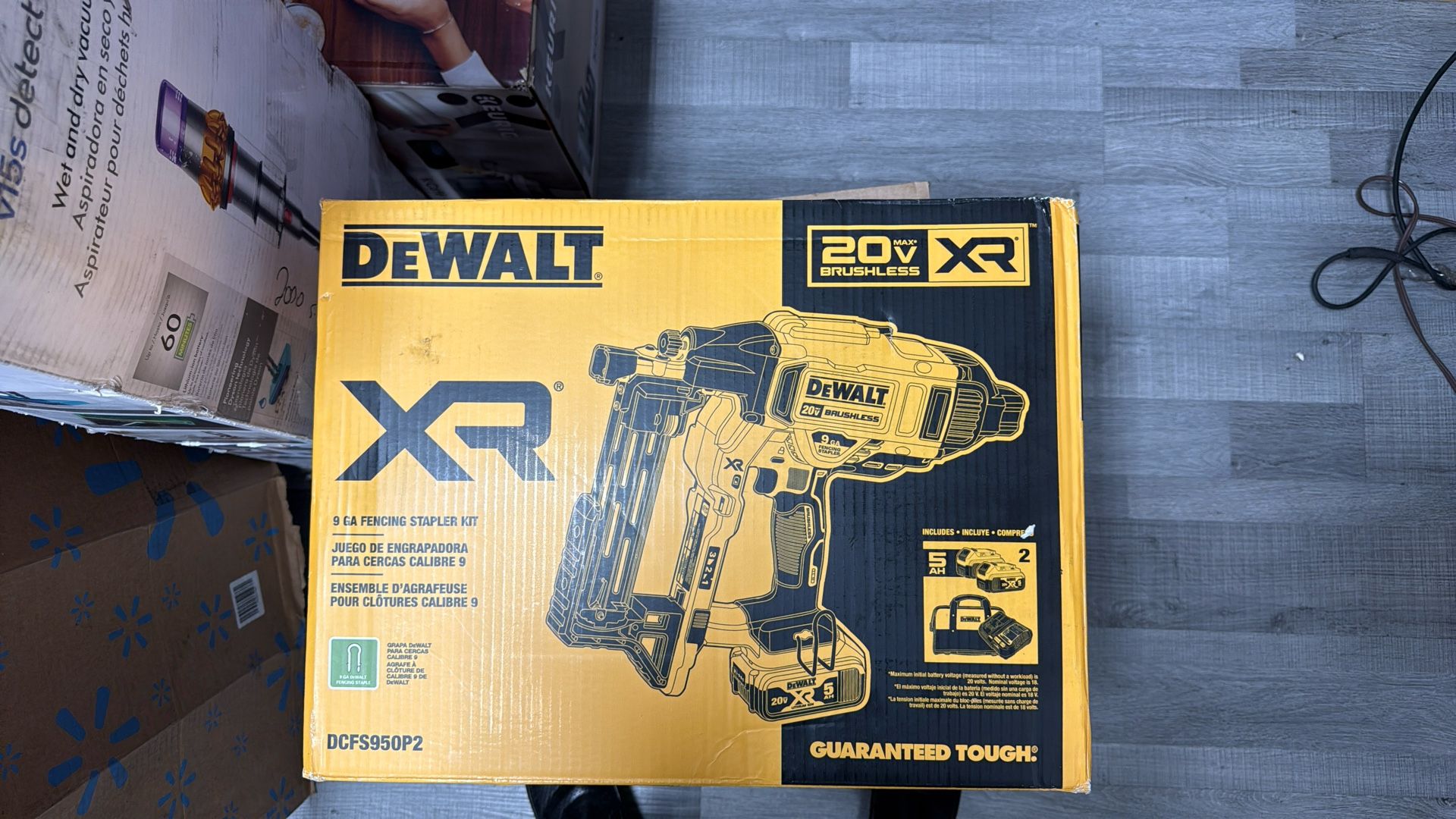DEWALT 20V MAX Lithium-lon 9-Gauge Cordless Fencing Stapler Kit v (2) 5.0Ah Batteries, Charger and Bag