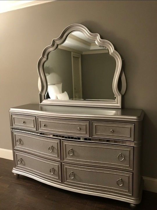 Haverty's Long Dresser W/ Mirror