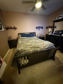 Queen Bedroom Set, Bed Headboard and Footboard, 2 nightstands and Dresser with Mirror