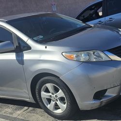 2012 Toyota Sienna Color Gris 250.000 Milles