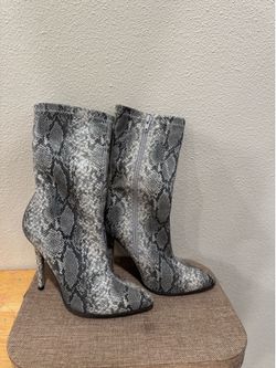 Fashion nova boots Size 7