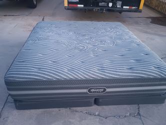 King beautyrest black mattress and box spring