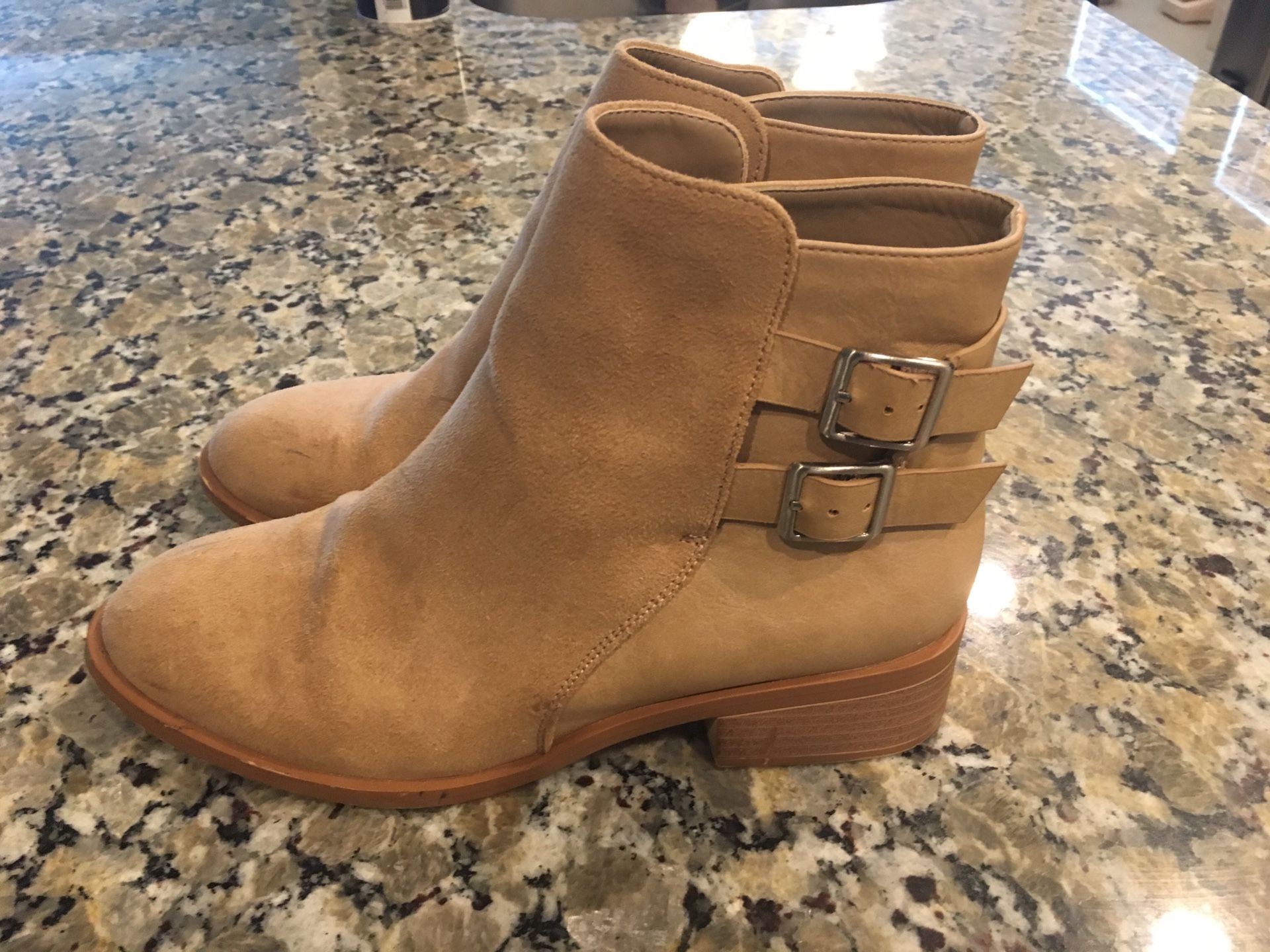 Forever 21 beige tan ankle boots booties Faux Fur Size 7
