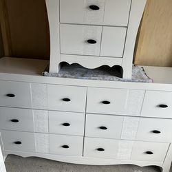Dresser and Naitstand