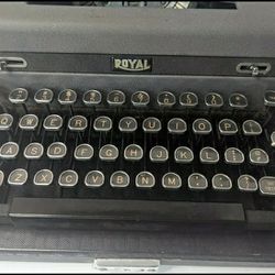 Vintage Royal Quiet De Luxe Portable Manual Typewriter