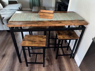 Small dining table w 4 stools