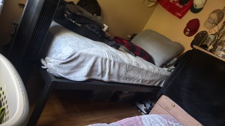 Bed mattress bed frame