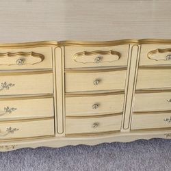 Vintage Bonnet By Sears 9 Drawer Dresser, 32" x 60" x 17", Matches, Includes Wall Mirror, 31" x 39"