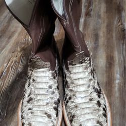 Women's genuine natural snakeskin square toe cowboy boots sz 7?