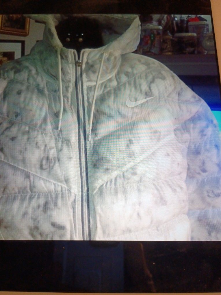 NIKE WOMEN'S SPORTS WEAR DUCKDOWN STYLE JACKET SIZE XL