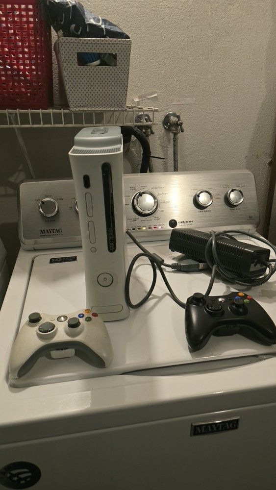 X Box 360 With 2 Controls