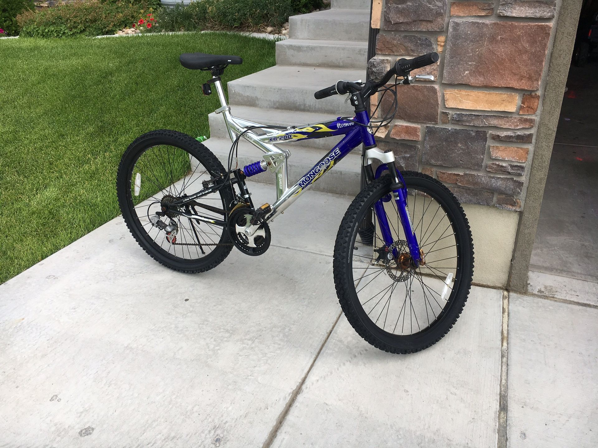 Mongoose XR200 Full Suspension Mountain Bike
