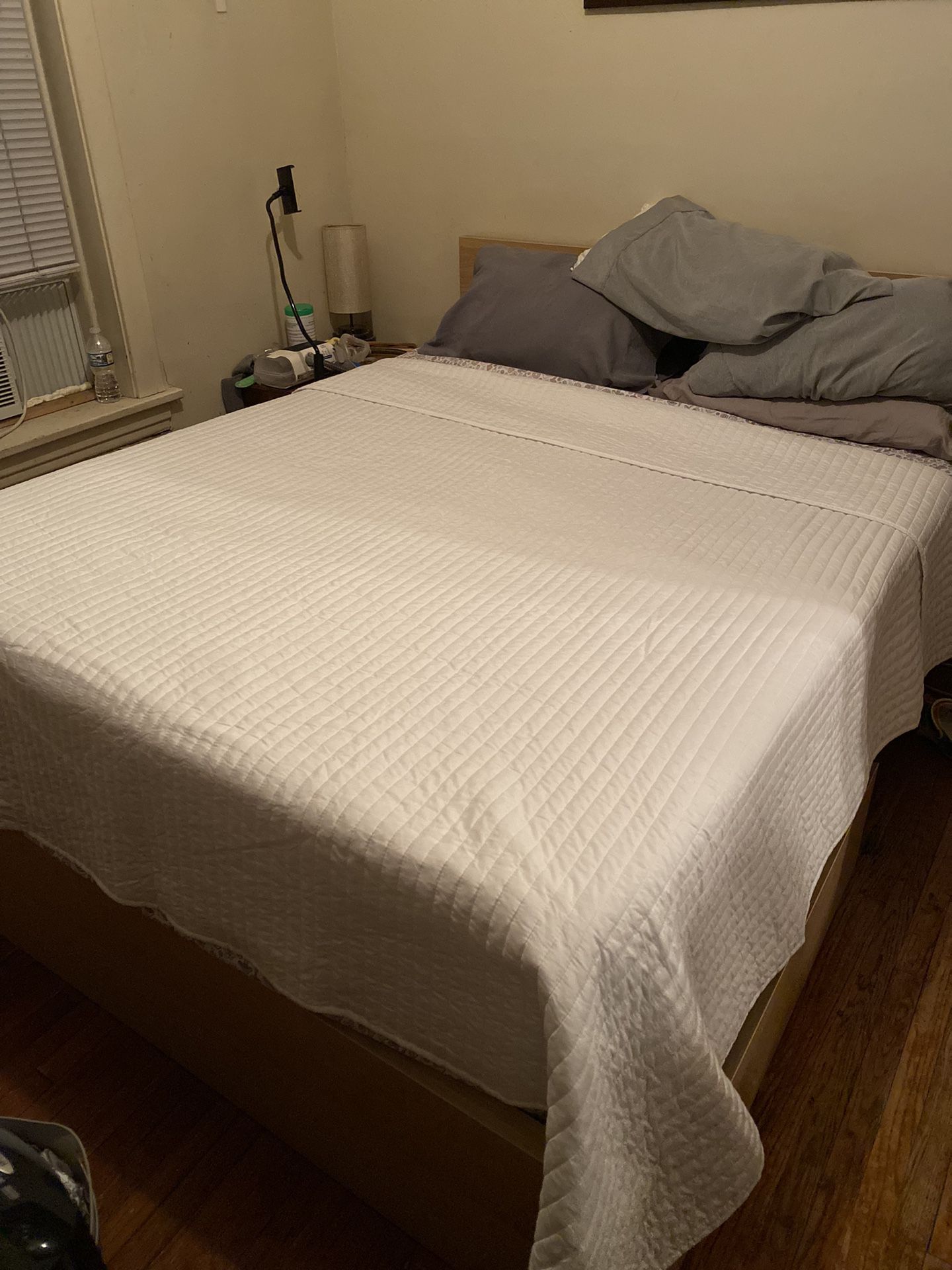 Queen White  Quilt/bedspread