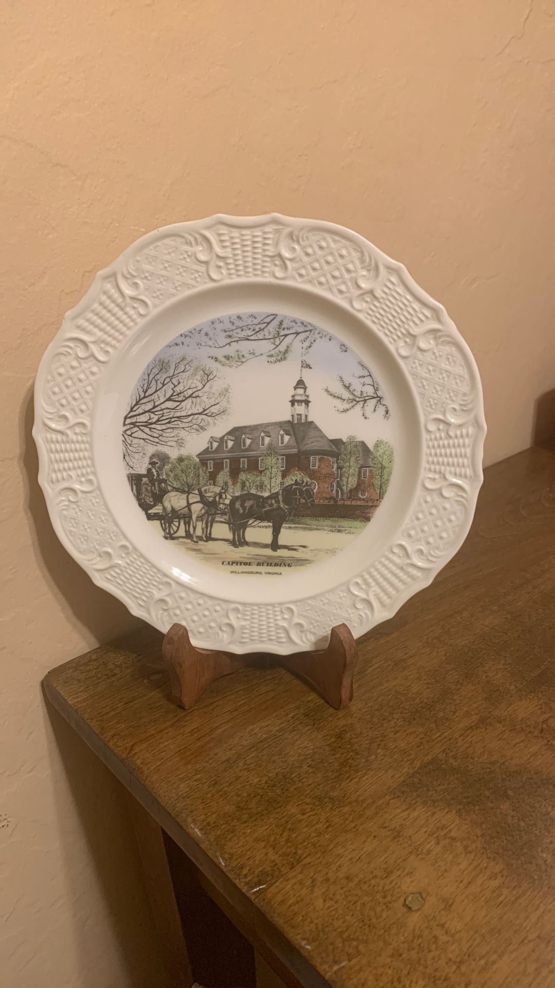 Vintage Commemorative Collector Plate The “Capital Building”. Mint