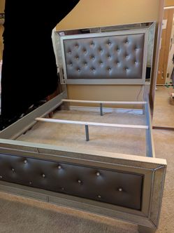 Queen size wood tufted bed frame, used good condition.