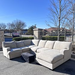 Free Delivery 🚚 Light Grey Sectional Couch 