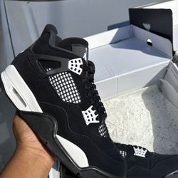 Jordan 4 White Thunder Size 9.5