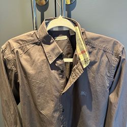 Burberry Men’s slim fit dress shirt great condition no stains or smells. Size medium