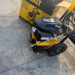 Dewalt 3300 PSI 2.4 GPM Cold Water Gas Pressure Washer with HONDA GCV200 Engine