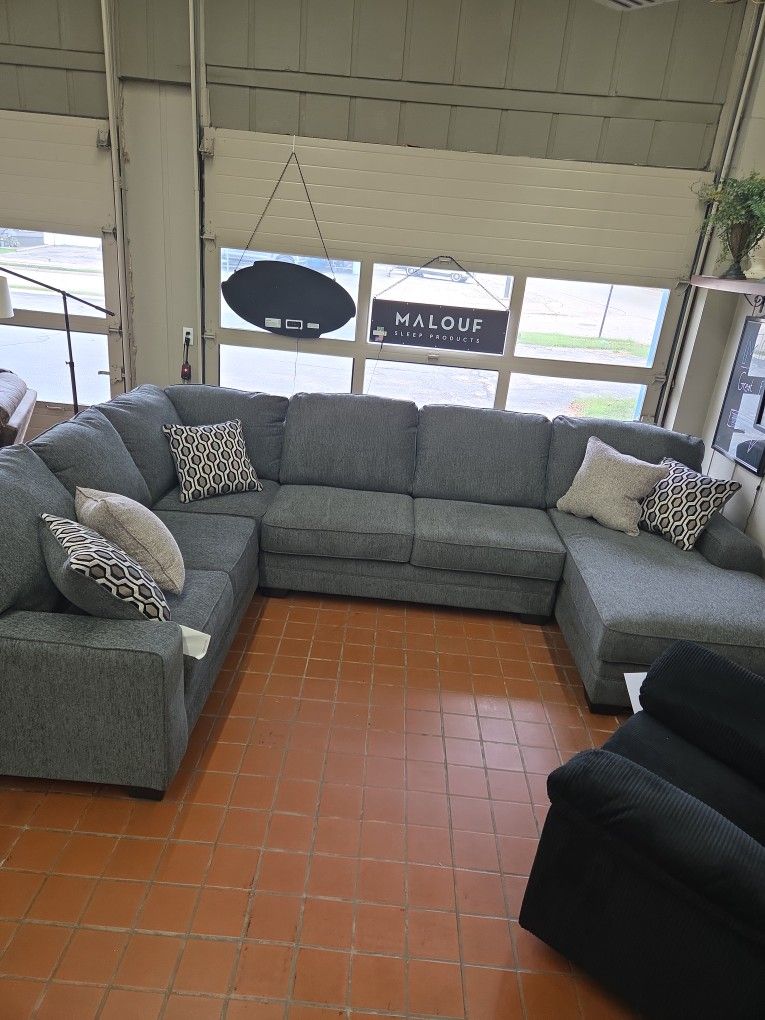 New 3 Piece Sectional