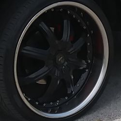 22" Rims Black And Chrome 5lugs 