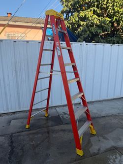 Werner 8ft Fiberglass Step Ladder 300 lb Heavy Duty