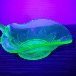 Vintage DUGAN EAPG Depression Uranium Green Glass Nappy Dish 