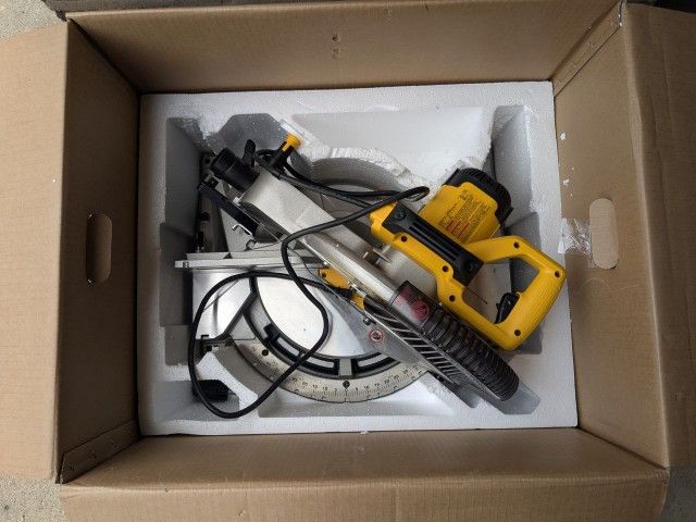 DEWALT 15 Amp Corded 12 in. Single Bevel Compound Miter Saw