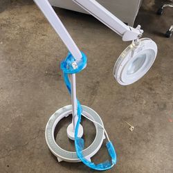 Led magnifying  lamp with wheels