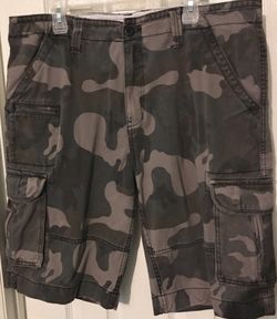 Men's Foot Locker brand camo cargo shorts size 38
