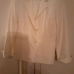 WHITE NEW PANT SUIT SIZE 8.  GOOD CONDITION  ..    $25.00
