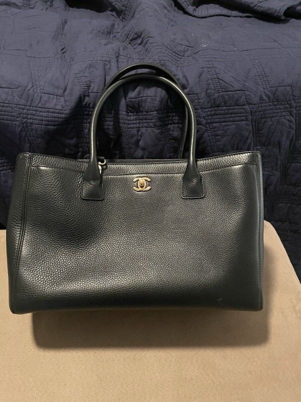 𝐂𝐡𝐚𝐧𝐞𝐥 Black Calfskin Executive Tote Shoulder Bag