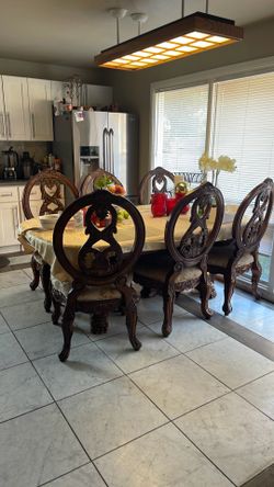 Comedor de buena Madera con 6 sillas muy bonito!