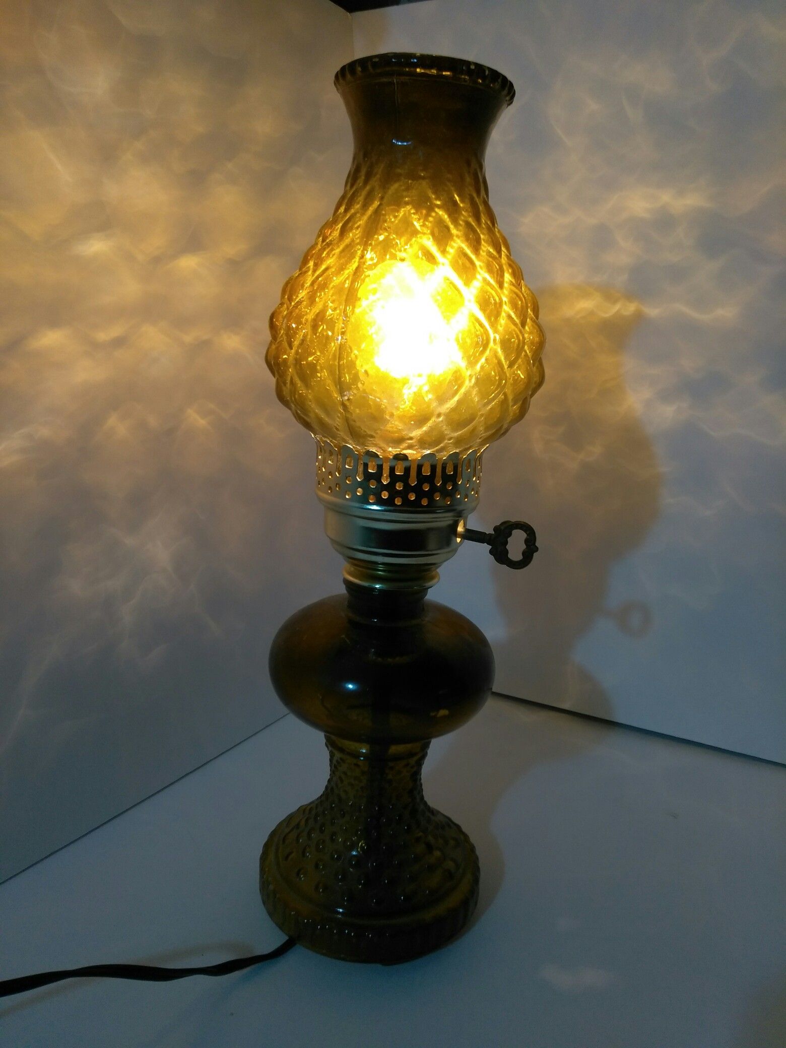 VINTAGE HONEYCOMB STYLE AMBER LAMP READ DETAILS