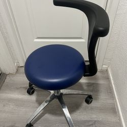 Adjustable hydraulic rolling stool 