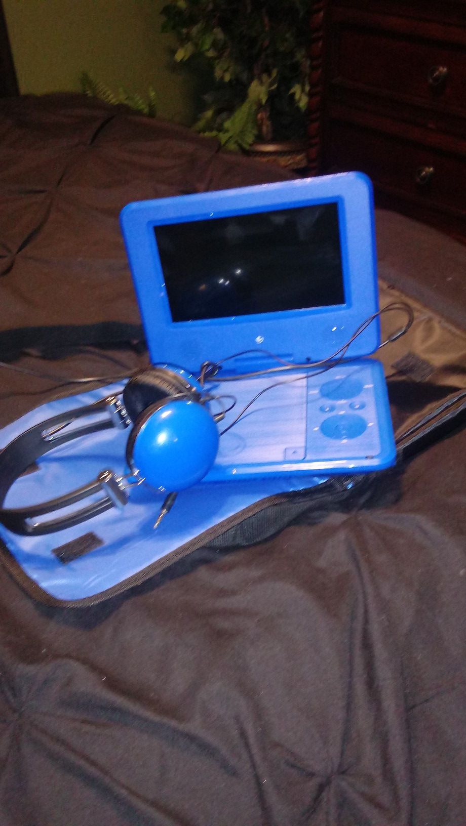 Portable dvd player with Earphones and storage bag.