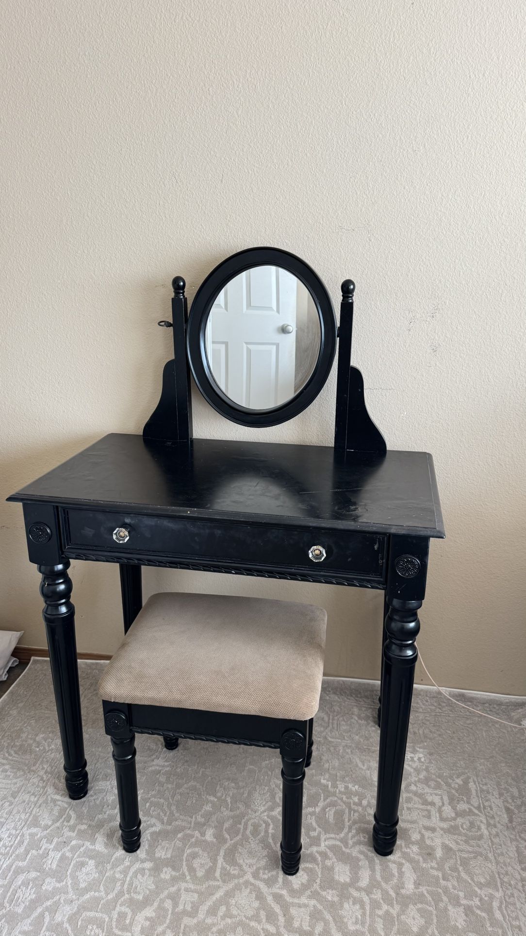 Vanity Table With Mirror And Chair