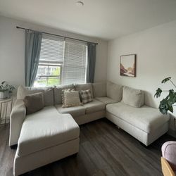 White Sectional Couch/sofa 