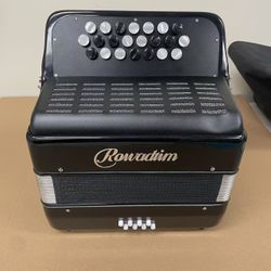 Flawed-see description for details, 22-key 8-bass, push-pull accordion