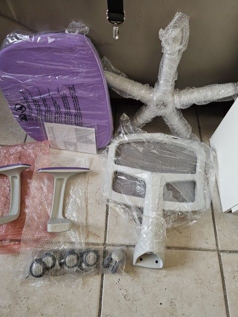 Brand new Adjustable Desk Chair With 5 Rolling Universal Caster For Kid