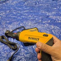 Dewalt 8v max Gyro screw driver with charger and batteries