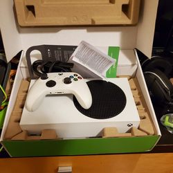 Xbox Series S With Turtle Beach Headset And Charging Station With Rechargble Batteries