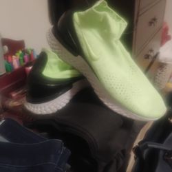 These are Nike Rise React Flyknit "Lime Blast"  