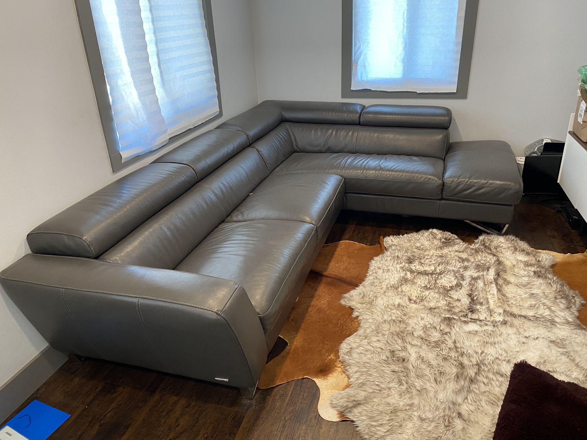 NICOLETTI Sectional Sofa (Great Condition)