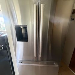 Bosch 36” Counter Depth French Door Refrigerator – Ice & Water – Excellent Condition