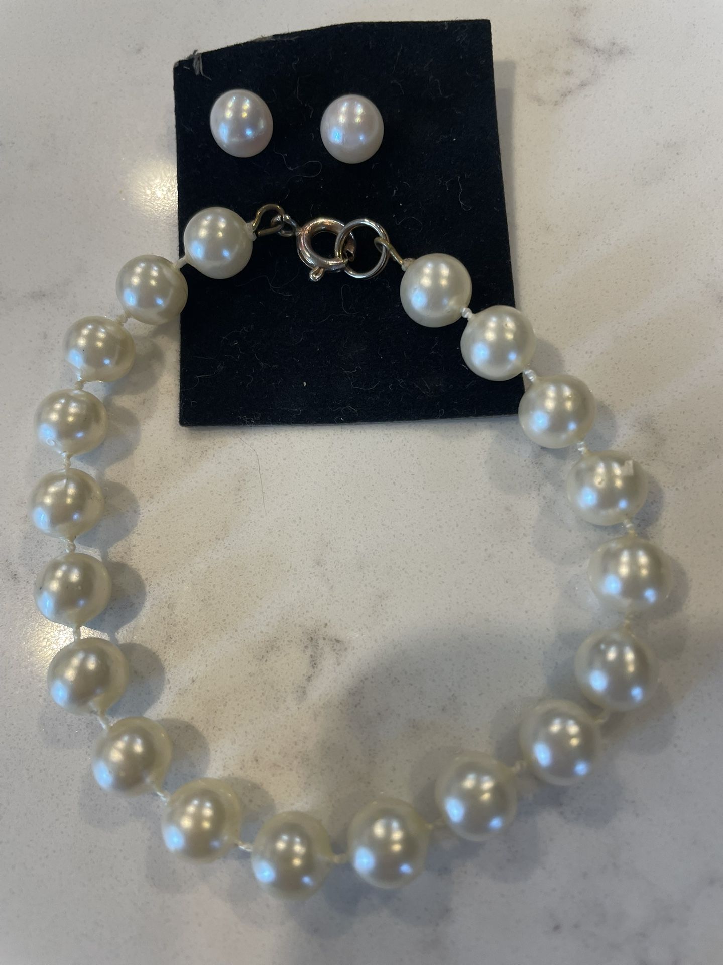 Faux pearl earrings & bracelet