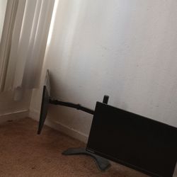 2 Monitors With Stand