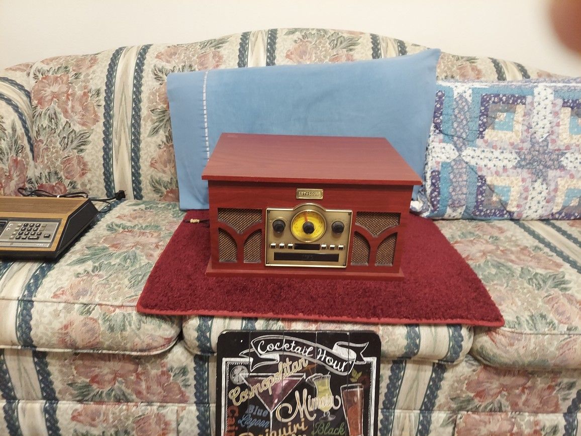 VINTAGE MULTI-USE RECORD PLAYER