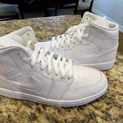 Women’s 11.5 / Men’s 10